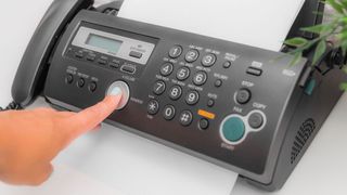 Das Fax ist immer noch beliebt – vor allem bei Behörden-Kommunikation. Bitkom-Experten empfehlen, zumindest auf digitale Fax-Geräte umzusteigen. (Bild: fotofabrika - stock.adobe.com)