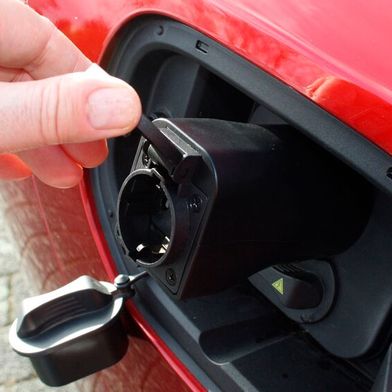 Mit einem einfacher Adapter lässt sich aus mittlerweile vielen E-Autos echter Steckdosenstrom entnehmen. (Bild: SP-X/Mario Hommen)