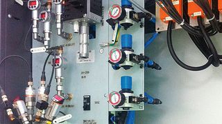 Bild 1: Einsatz der Koaxialventile auf der zentralen Fluidplatte einer Werkzeugmaschine: Die Wartungsfreundlichkeit ermöglicht den Austausch des Ventilsitzes in wenigen Minuten. (Bild: Hillinger+Partner)