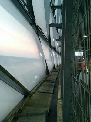 Die neuen Leuchten befinden sich hinter den Luftkissen. Von den insgesamt 2760 Luftkissen lassen sich 1056 beleuchten. (Bilder: Hendrik Härter, ELEKTRONIKPRAXIS)