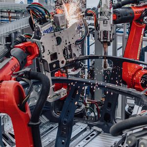 Mit den Arbeitsbedingungen hinke Tesla im innerdeutschen Vergleich hinterher, sagte IG-Metall-Bezirksleiterin Birgit Dietze anlässlich der Werkseröffnung. (Bild:  Tesla)