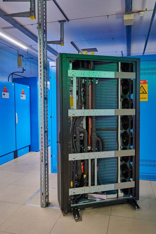 ...und ein Wärmetauscher, gekühlt mit Wasser aus dem anliegenden Eisbach.(Bild:  Deutsche Telekom AG / Cindy Albrecht / Robert Dieth)