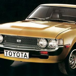 1972 ergänzte Toyota die Baureihe durch das Modell GT. Es besaß einen 1,6-Liter-Motor mit Doppelvergaser und zwei oben liegenden Nockenwellen. Er leistete 79 kW/107 PS.(Bild:  Toyota)