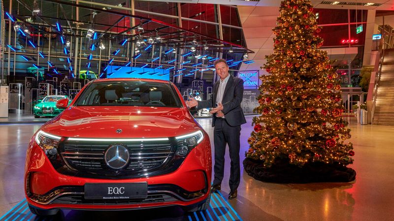 Im Gegenzug steht in der BMW-Welt ein Mercedes EQC, hier präsentiert von deren Leiter Helmut Käs. (Bild: BMW)