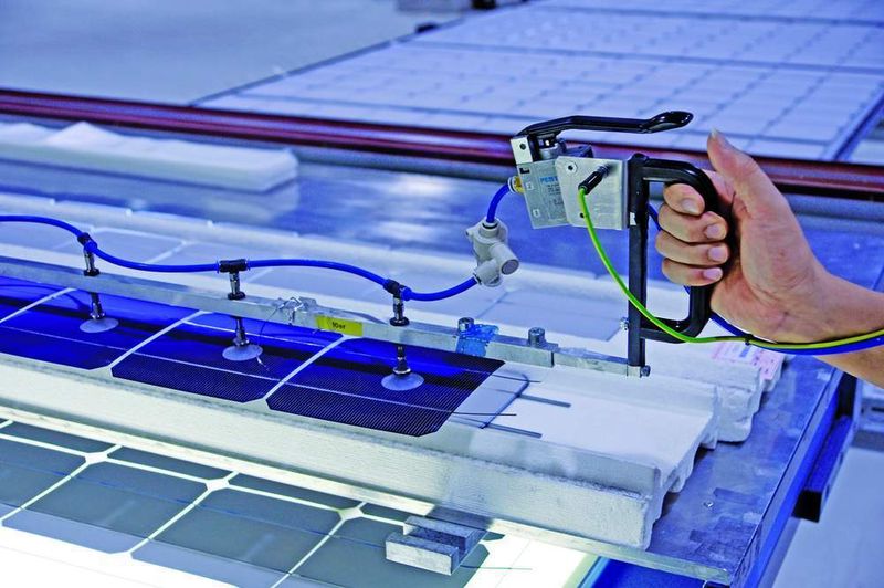 Bild 3: Die Druckluftanlage wird unter anderem zur Herstellung von Vakuum nach dem Ejektorprinzip genutzt. Mit dem Vakuum werden Solarzellen gehandhabt. (Archiv: Vogel Business Media)