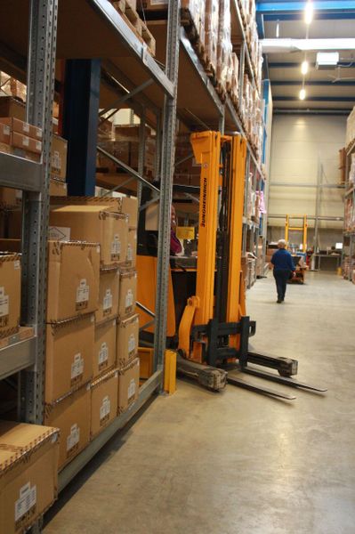 Per Gabelstapler werden die Kisten in die Hochregale einsortiert oder heruntergeholt. (IT-BUSINESS/Sarah Maier)