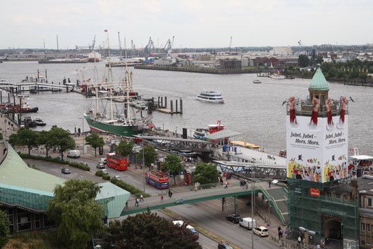 Von der Elbkuppel des Veranstaltungsortes, dem Hotel Hafen Hamburg, bot sich den Gästen ein weiter Blick über das Hafenbecken.  (Archiv: Vogel Business Media)