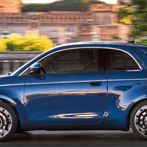 Auf der neuen Plattform ist der 500er um 5,6 Zentimeter länger geworden.(Bild:  FCA)