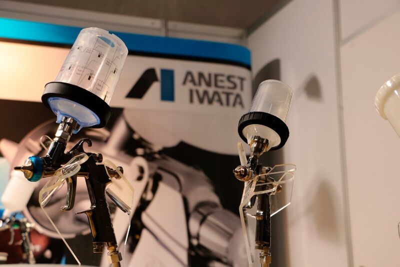 Der Spritzpistolenhersteller Anest Iwata hatte seine aktuellen Modelle zur AutoZum mitgebracht. (Jürgen Klasing)