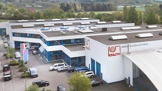 96 Jahre ist Knuth jetzt am Markt für Werkzeugmaschinen erfolgreich. Am 27. und 28. Juni 2019 hat man das im Rahmen einer Hausmesse am Standort Wasbek mit 100 Maschinen unter Strom gebührend gefeiert. (Knuth)