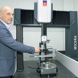 Johann Richard nous présente les contrôles de mesure chez Rubis Control.(Source :  Roland J Keller)