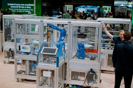 Am Stand der SmartFactory-KL auf der Hannover Messe 2026 zeigte Proalpha im Rahmen eines gemeinsamen Use Cases mit Pfalzkom, wie aus ERP-Daten digitale Zwillinge erstellt und für verschiedene Anwendungsfälle entlang der Supply Chain – im konkreten Fall eines digitalen Produktpasses – genutzt werden können.(Bild:  Strehlitz)