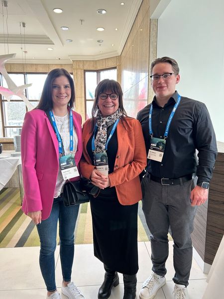 Caroline Höhne (l.) und Marc Kaplanek (beide Großbecker & Nordt Bürotechnik) mit Verena Müller-Thiel (C&P Capeletti & Perl)  (Bild: Vogel IT-Medien)
