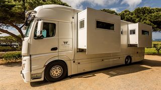 Das Haus am See, die Hütte in den Bergen – oder 30 Quadratmeter Wohnraum auf einem Actros-Fahrgestell. (Bild: Magellano)