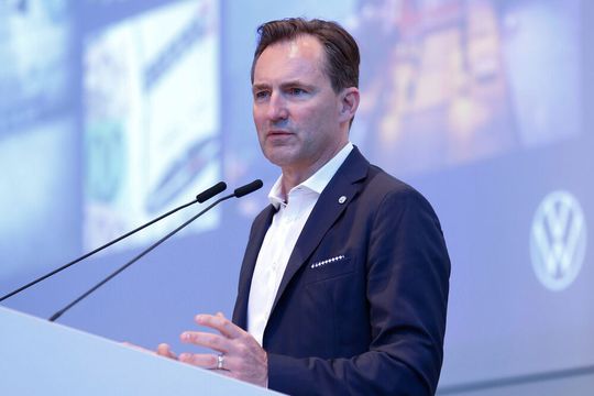 Muss sich derzeit vor der Belegschaft wegen angekündigter Sparmaßnahmen verantworten: VW-Markenvorstand Thomas Schäfer(Bild:  Volkswagen)