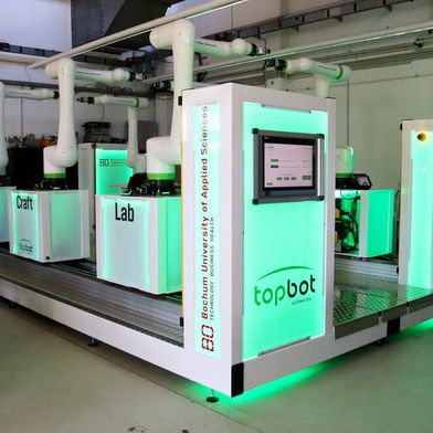 Damit Menschen und Roboter kollaborativ zusammenarbeiten können, braucht es mehr Verständnis zwischen den beiden. Und das wollen Forscher der HS Bochum mithilfe einer besonderen Cobot-Fertigungszelle erreichen. Hier heißt Grün, dass nichts passieren kann ... (Bild: Hochschule Bochum)