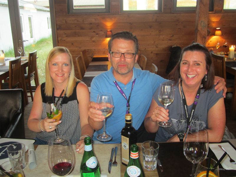 Markus Feiler (K+B E-Tech) fühlt sich pudelwohl in dieser charmanten Gesellschaft (li. Sandra Scharnofske (Multi-Media Systeme) u. re Cornelia Feiler) (IT-BUSINESS)