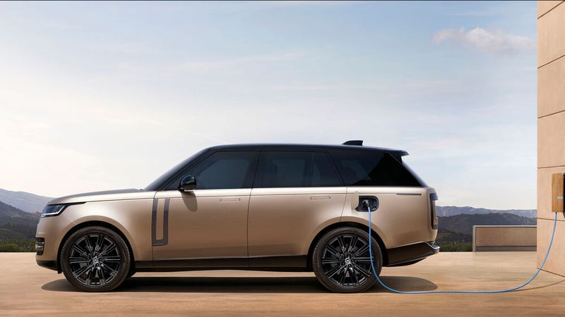 Der Range Rover ist auch in zwei Plug-in-Hybrid-Versionen auf Sechszylinderbasis mit 100 Kilometern elektrischer Reichweite erhältlich.  (Bild: Jaguar Land Rover)