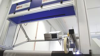 Die Folienmaschine von Optical Control Systems behält mittels Messsystem die Geschwindigkeit der Bahnware im Blick. (Wachendorff Automation)