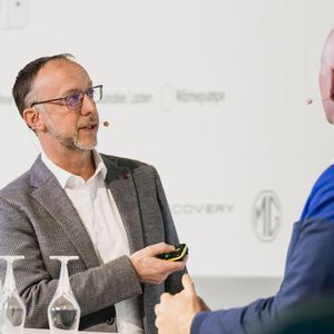 Mike Stumpf (l.), Betriebsleiter bei Fuhrmeister Exclusive Automobile, berichtete, wie das Autohaus sein Geschäft mit gebrauchten Stromern ankurbeln konnte.(Bild:  Stefan Bausewein)