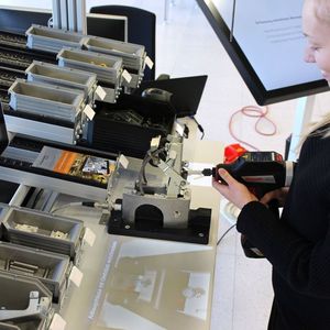 Intelligente Assistenzsysteme und Werkzeuge unterstützen den Werker interaktiv bei einem Montagevorgang und leiten ihn beispielsweise über Projektionen durch die Arbeitsschritte. 