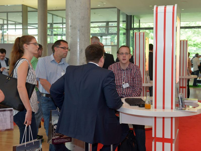 Die eXPO ist als Mix aus Vortragsprogramm am Vormittag, fachspezifischen Workshops am Nachmittag sowie begleitender ganztägiger Fachausstellung konzipiert (ekom21)