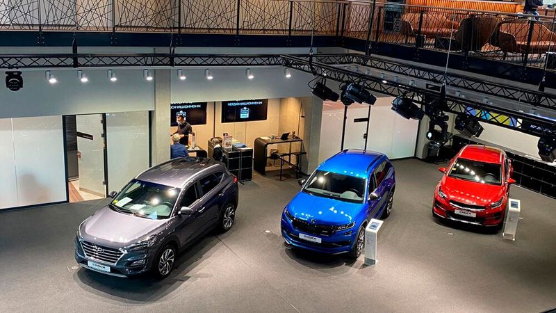 Physisch präsentiert wird gerade einmal eine knappe Handvoll Fahrzeuge. (Bild: Koch-Gruppe)