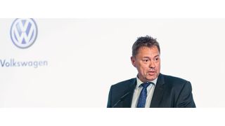 Lars Eßmann, Leiter Volkswagen Service Deutschland, gratulierte den Siegern und Platzierten. Immerhin vier Top-Ten-Betriebe kommen aus der Volkswagen-Welt. (Bild: Stefan Bausewein)