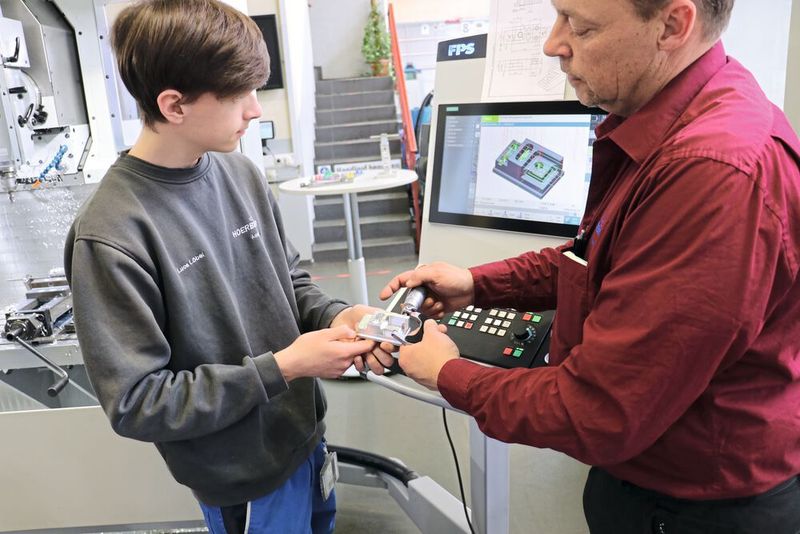 Ist das Bauteil fertig, gilt es nur noch, die Maßhaltigkeit zu prüfen. Dabei zahlt sich der stabile Maschinenaufbau und das absolute Wegmesssystem der FPS-Dualmaster-Baureihe aus. Die Maschinen weisen bei Kreisformtests eine Präzision von unter einem Hundertstelmillimeter nach. (Bild: FPS Werkzeugmaschinen)