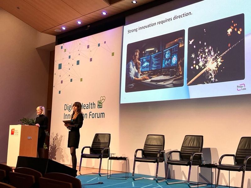 Schließlich beendeten die Bundesbeauftragte für den Datenschutz und die Informationsfreiheit (BfDI) Louisa Specht-Riemenschneider und Linda Bienemann, Referentin der Digitalpolitik im Bundeskanzleramt und ehemalige persönliche Referentin der BfDI, die Veranstaltung mit ReguLab – einem Programm der BfDI für Innovatorinnen und Innovatoren zur Lösung datenschutzrechtlicher Herausforderungen datenbasierter Innovationen.  (Bild: © Serina Sonsalla)