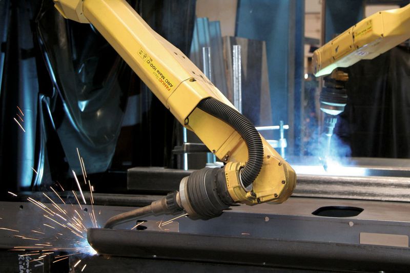 Bild 2: Synchron-Schweißen: Auf dem Quadro-Portal werden komplette Auflieger durch bis zu vier Roboter gleichzeitig verschweißt. Der Einsatz eines endlos drehbaren Schweißbrennersystems ermöglicht das Verschweißen von Nähten in allen Positionen.  (Bild: TBI)