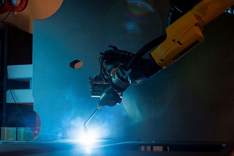 Und so sieht es aus, wenn die Laserhybrid-Schweißanlage von Fronius bei Trumpf Maschinen Austria sich um das Decklagenschweißen per MAG-Prozess kümmert. (Bild: Fronius)