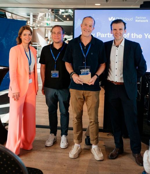 Mario Matejka (2.v.r.), Senior Customer Success & Partner Manager bei Qspaces / Qvest Global, kann sich über den OVHcloud-Award 2026 „New Partner of the Year“ freuen. (Bild: Patrick Hess)