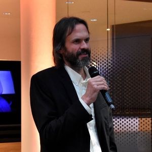 Architekt Jannis Jaschke erklärte den Gästen das neue Showroomkonzept.(Bild:  Simon – VCG)