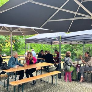 Die Terrasse im hinteren Bereich lädt zum Verweilen ein – selbst bei Wind und Wetter. (Bild:  © Serina Sonsalla)