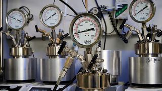 Methylformiat als H2-Speicher: In diesen Druckreaktoren wurde die Freisetzung von Wasserstoff aus einem Methylformiat-Wasser-Gemisch mithilfe eines Ruthenium-Katalysators untersucht. Der Druckanstieg zeigt die Menge des produzierten H2-Gases im Reaktor an. (Bild: Nordlicht/ Likat)