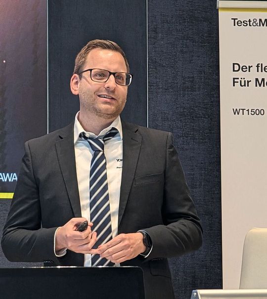 Andreas Maushammer, Produktmanager Leistungsmesstechnik bei Yokogawa Deutschland, stellt die Vorzüge des neuen Power Analyzers vor. (Bild:  Hendrik Härter / ELEKTRONIKPRAXIS)