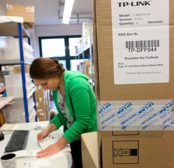 Berliner FreifunkerInnen verpacken die gespendeten Router. (TP-Link)