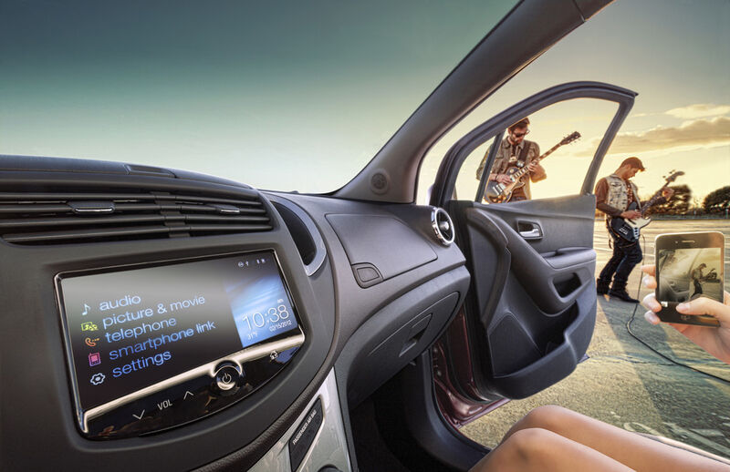 Für die Modelle Chevrolet Aveo und Cruze mit MyLink-Technologie steht ab März 2013 „Siri Eyes Free“ zur Verfügung – ein Assistenzsystem, mit dem sich verschiedene Funktionen per Sprachsteuerung bedienen lassen (Bild: GM Company)