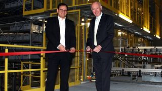Weltbild-Geschäftsführer Carel Halff (r.) und Logistik-Chef Karl Strüning eröffnen das neue Hightech-Lager. (Bild: Weltbild)