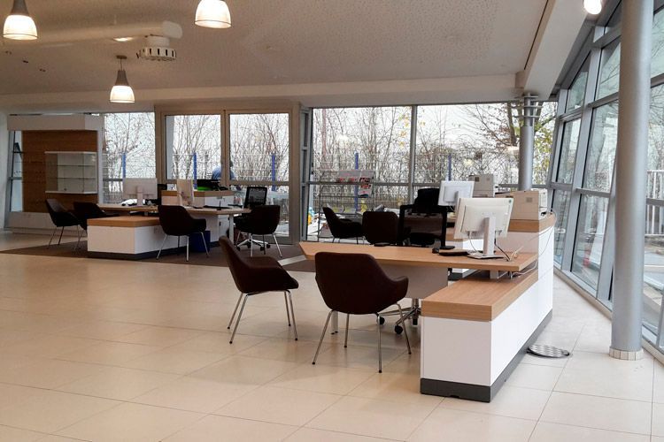 Der Skoda-Showroom in Plattling wird mit neuem Mobiliar ausgestattet. (Foto: AVP-Gruppe)