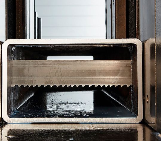 Das Sägen ist ein Prozess der nicht mehr einzeln betrachtet werden sollte wie Kasto mahnt. Deshalb hat sich der Lager- und Sägespezialist aus Achern über Möglichkeiten zur digitalen Sägetechnik Gedanken gemacht, die er hier inklusive Ergebnisse mit uns teilt ...(Bild:  Kasto)