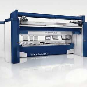 Die Serienfertigung für ein eiliges Einzelstück zu unterbrechen, ist an der MAK 4 Evolution kein Aufwand: Die Maschine rüstet sich selbst, gesteuert durch die POS-3000-Software.