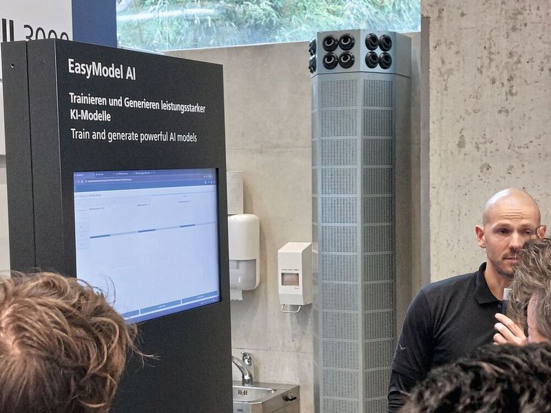 Variable Umgebungsbedingungen wie Verschmutzungen an der Vorrichtung, Reflexionen vom Bauteil oder wechselnde Beleuchtungssituationen erschweren die Merkmalserkennung zur Positionierung des Laserstrahls.​ Die Lösung: KI. Easy Model AI ist eine cloudbasierte AI-Trainings-Plattform, mit der Anwender auch ohne Programmierkenntnisse ganz einfach Daten labeln können. (Bild: Finus/VCG)