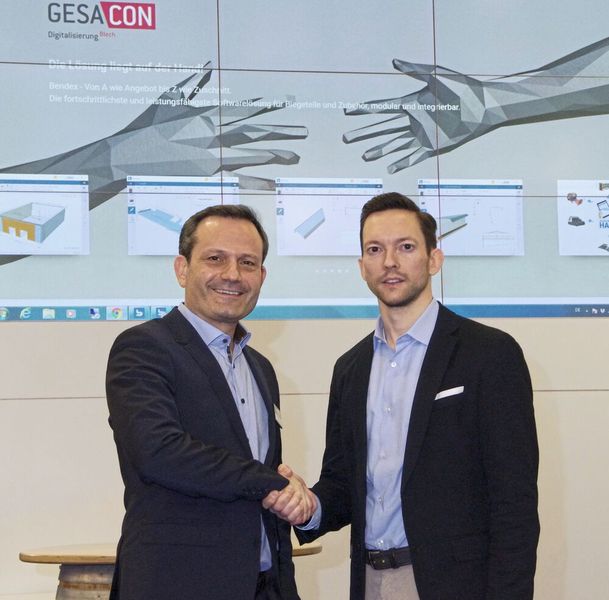 Digitalisierung für Blechverarbeiter: Luigi Greco (l.) und Markus Tschanter besiegeln offiziell die Gründung des auf Beratung und Verwirklichung von Konzepten zu Industrie 4.0 spezialisierten Dienstleisters Gesacon GmbH.   (Bild: Konrad Mücke / SMM)