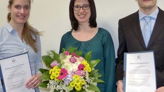 Simone Rechel der Gimmler Gruppe (mitte) mit den Preisträgern Stephanie Shah (links) und Stefan Siuda (rechts). (Bild: Gimmler Gruppe)