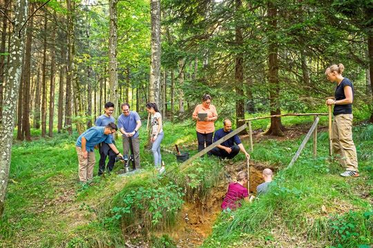 Frau Prof. Koegel-Knabner mit Studierenden und Promovierenden bei der Bodenprobenentnahme im Freisinger Waldgebiet. Frau Prof. Koegel-Knabner mit Studierenden und Promovierenden bei der Bodenprobenentnahme im Freisinger Waldgebiet.