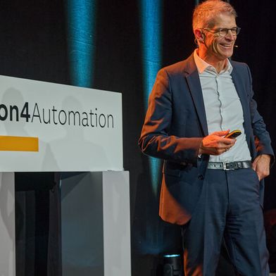 Florian Schneeberger, CEO von B&R und Paolo Salvagno, Managing Director von B&R Schweiz bei der Begrüssung der Gäste
 (Bild: B&R/Pfeiffer)