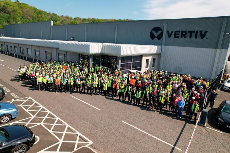 Vertiv erweitert seine Produktionsflächen im irischen Letterkenny. Im Bild das aktuelle Fabrikgebäude und die Belegschaft.(Bild:  Vertiv)