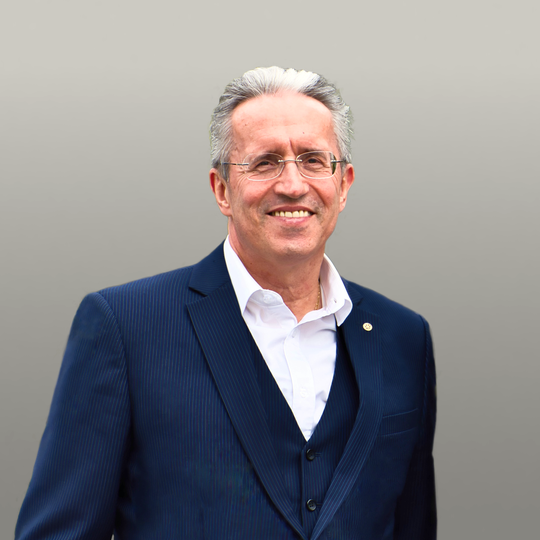 Dr. Georg Holzinger: Managing Executive Officer der Shibaura Machine und Sprecher der Geschäftsführung bei Shibaura Machine LWB: Schlüsselfertige Spritzgießlösungen für intelligente, effiziente und nachhaltige Prozesse.(Bild:  Shibaura Machine LWB)